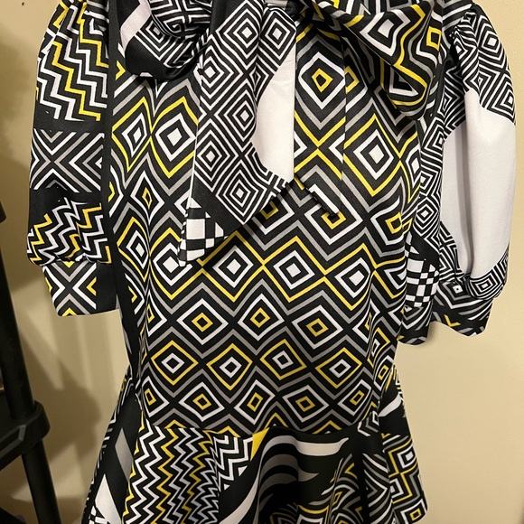 A must have yellow, white & black blouse with bow. - Picture 4 of 4